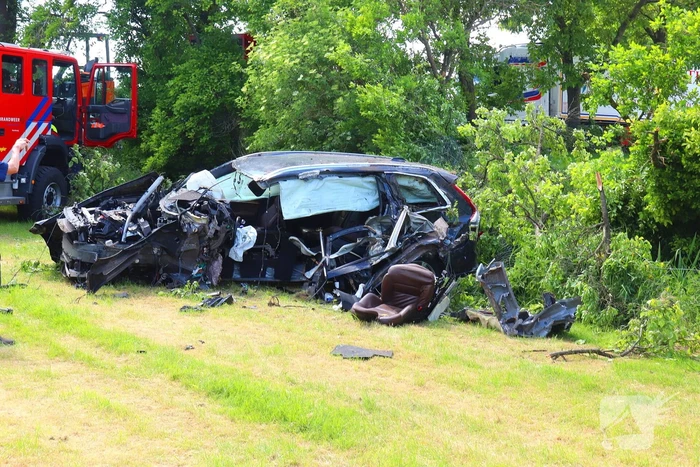 Auto rijdt door voortuin en eindigt in weiland