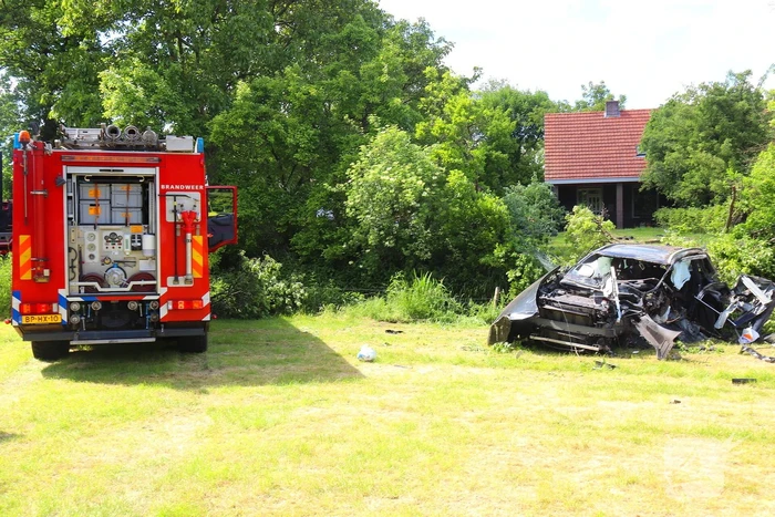 Auto rijdt door voortuin en eindigt in weiland