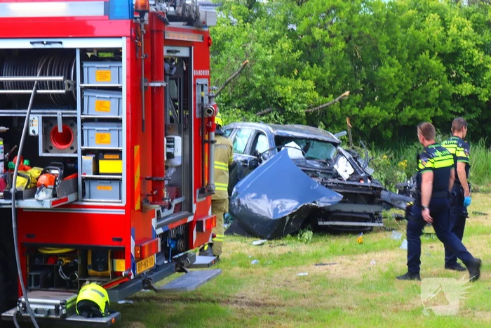 Auto rijdt door voortuin en eindigt in weiland