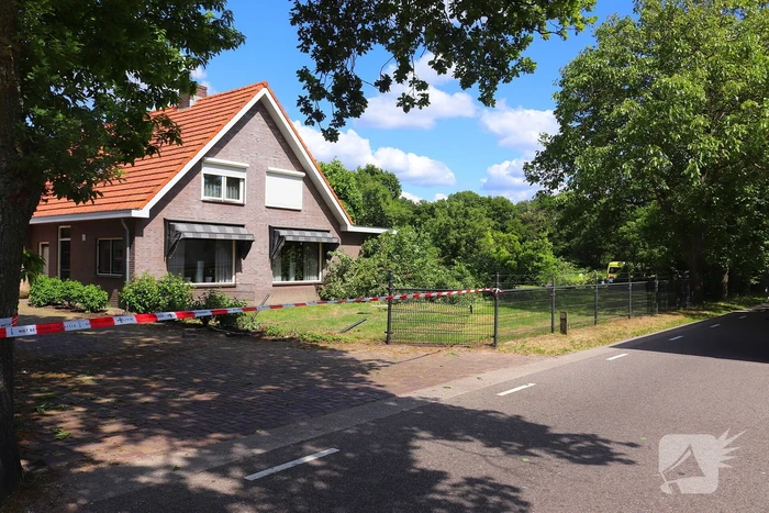Auto rijdt door voortuin en eindigt in weiland