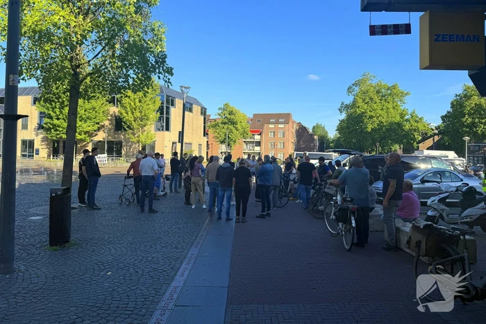 Mobiele eenheid aanwezig bij protest