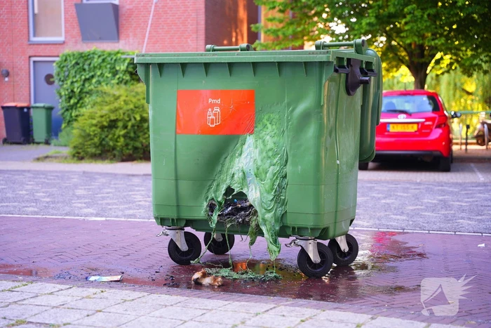 Brandende container geblust door bewoners