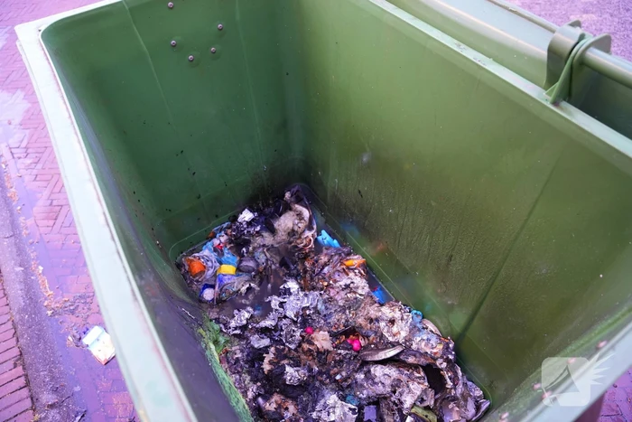 Brandende container geblust door bewoners