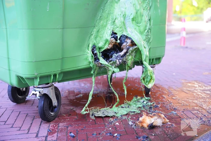 Brandende container geblust door bewoners