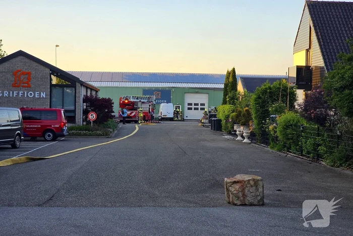 Brandweer druk met grote brand in loods