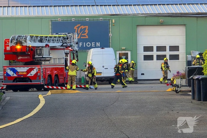 Brandweer druk met grote brand in loods