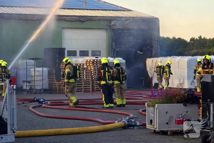 Brandweer druk met grote brand in loods