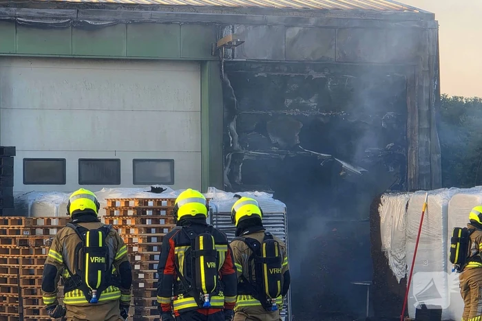 Brandweer druk met grote brand in loods