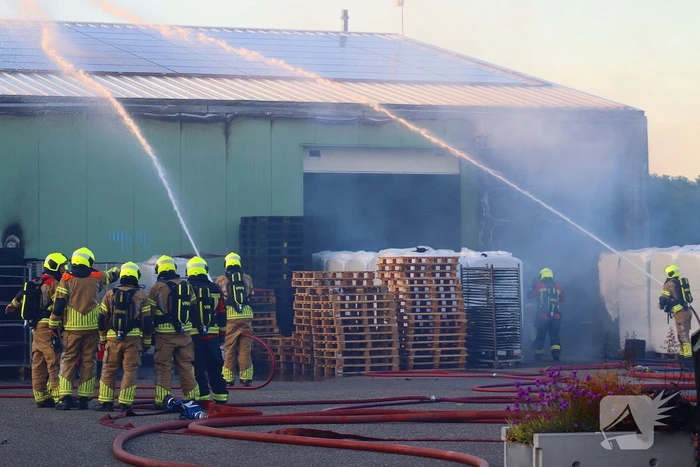 Brandweer druk met grote brand in loods