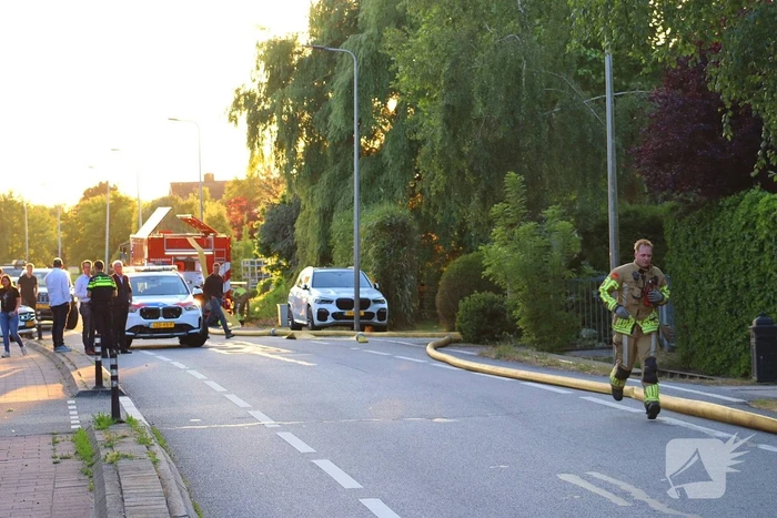 Brandweer druk met grote brand in loods