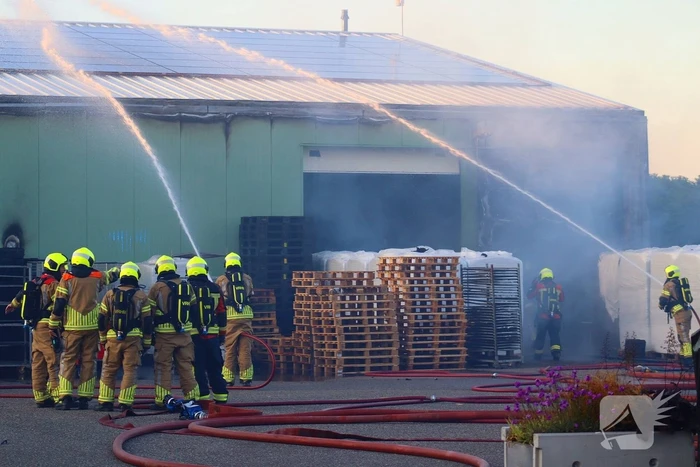 Brandweer druk met grote brand in loods