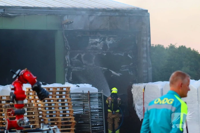 Brandweer druk met grote brand in loods