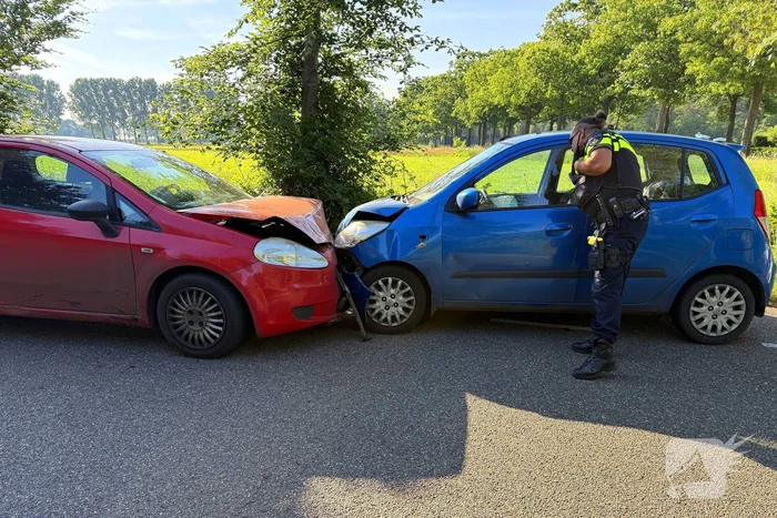 Frontale aanrijding zonder gewonden