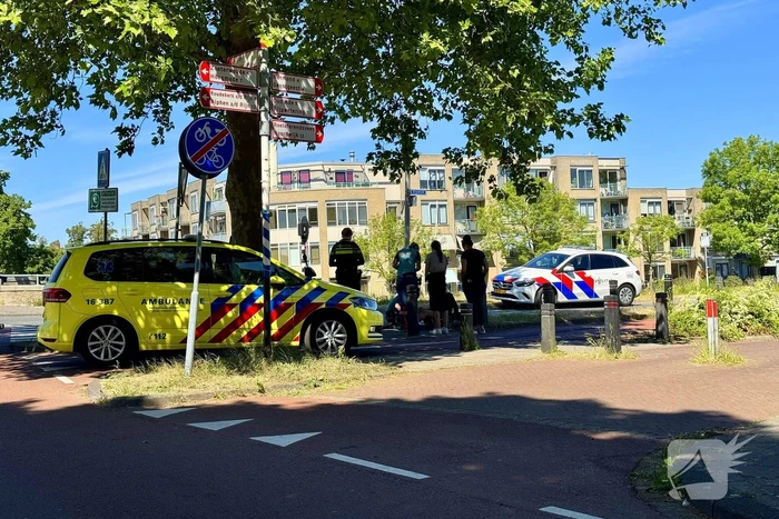 Fietser naar ziekenhuis na aanrijding