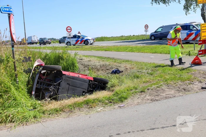 Invalidenauto raakt te water na ongeval