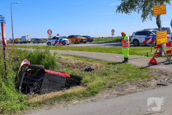 Invalidenauto raakt te water na ongeval