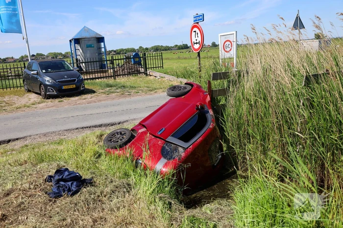 Invalidenauto raakt te water na ongeval