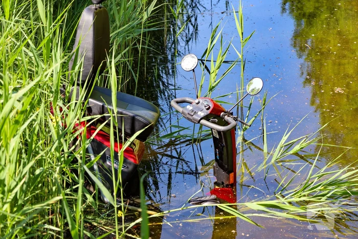 Scootmobiel belandt in sloot na ongeval