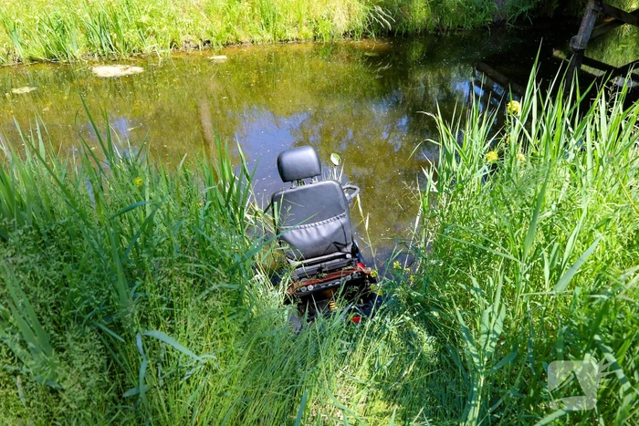 Scootmobiel belandt in sloot na ongeval
