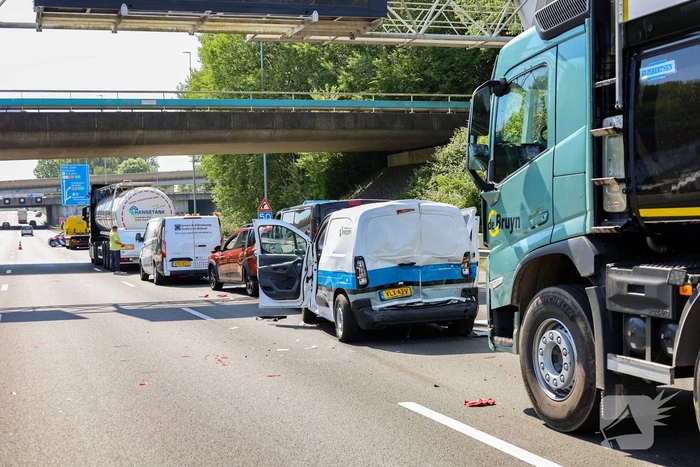 Kettingbotsing leidt tot ziekenhuisopnames en verkeersopstoppingen