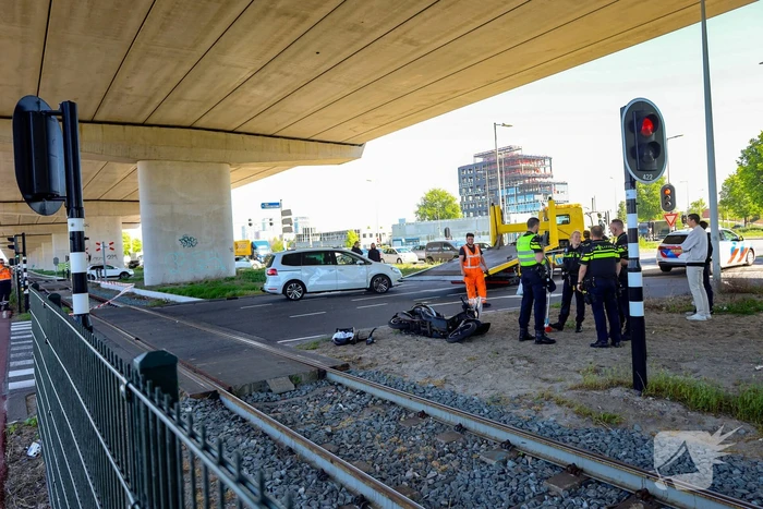 Ongeval tussen scooter en auto leidt tot gewonde