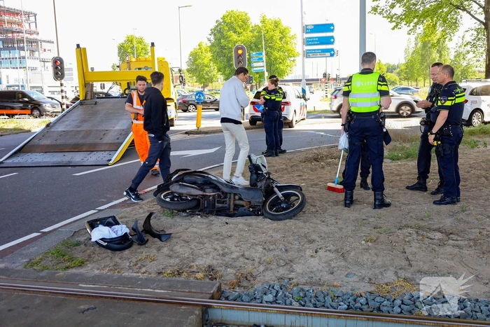 Ongeval tussen scooter en auto leidt tot gewonde