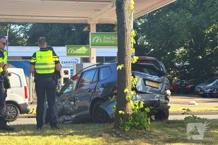 Auto loopt forse schade op na aanrijding met vrachtwagen