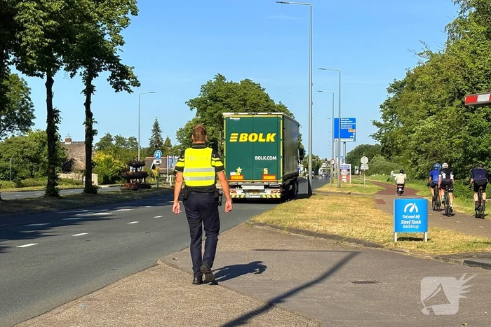Auto loopt forse schade op na aanrijding met vrachtwagen