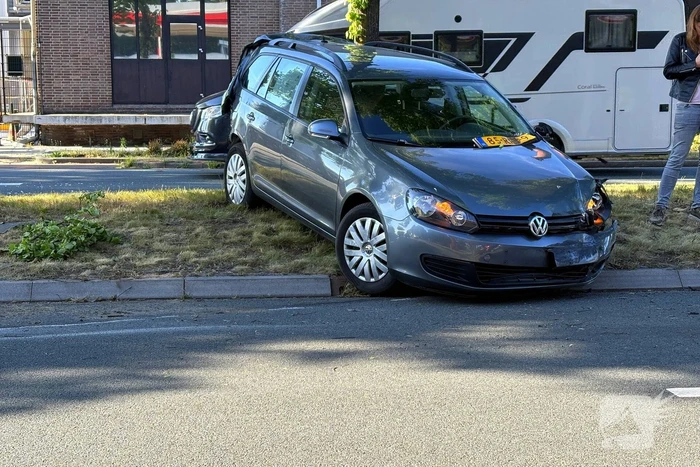 Auto loopt forse schade op na aanrijding met vrachtwagen