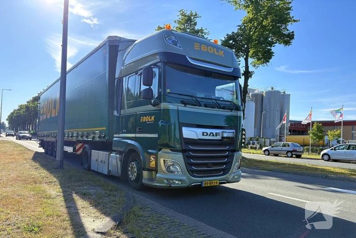 Auto loopt forse schade op na aanrijding met vrachtwagen