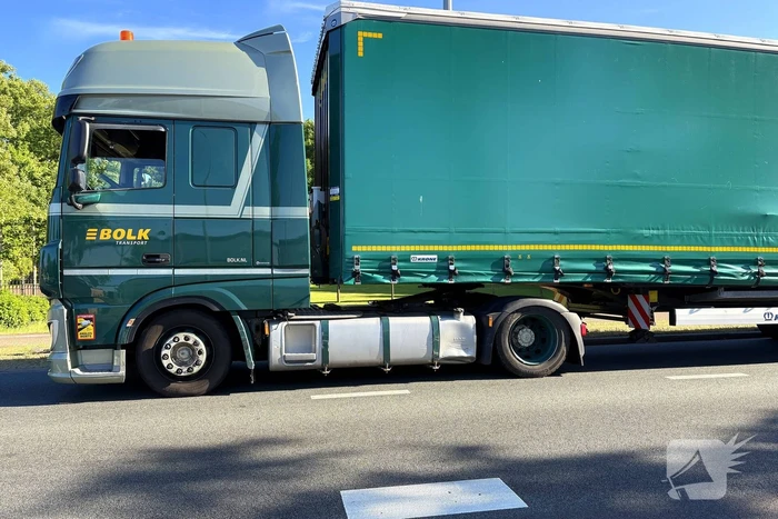 Auto loopt forse schade op na aanrijding met vrachtwagen