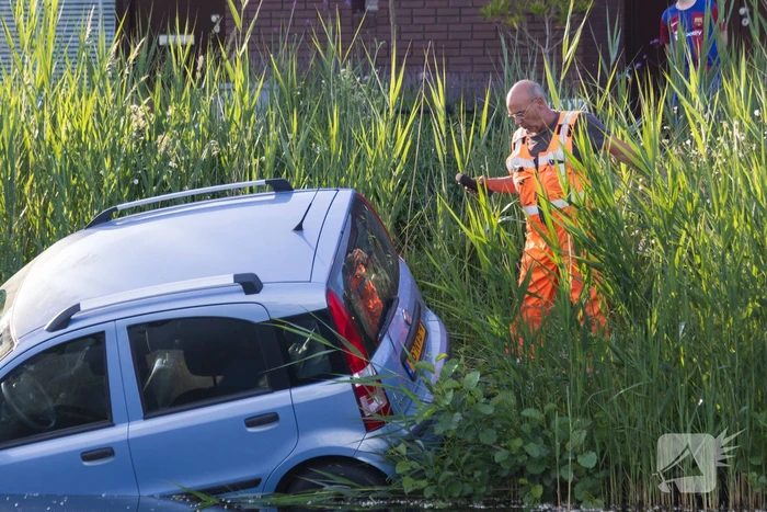 Moeder en kind belanden in het water