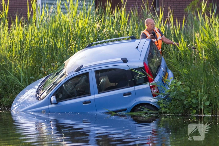 Moeder en kind belanden in het water