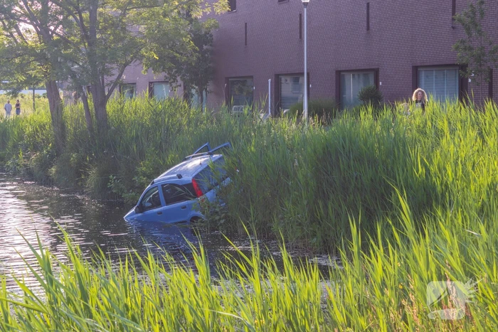 Moeder en kind belanden in het water