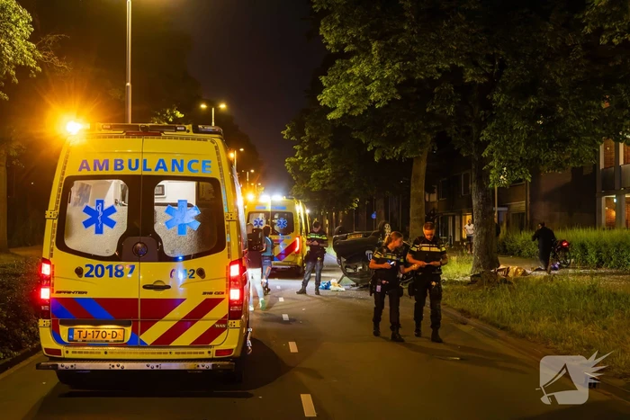 Automobilist verliest macht over stuur en auto slaat over de kop