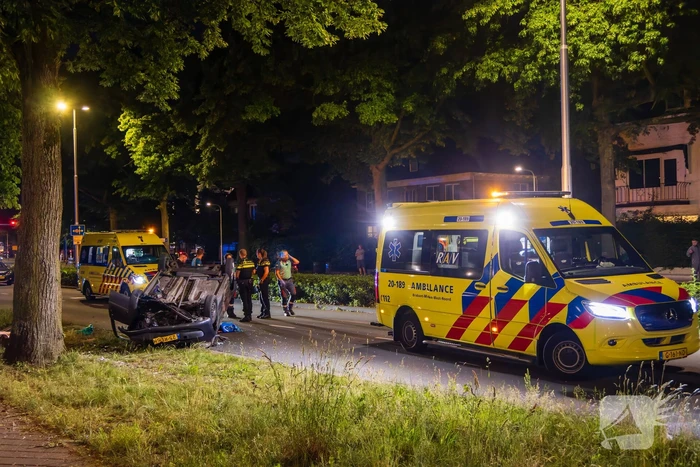 Automobilist verliest macht over stuur en auto slaat over de kop