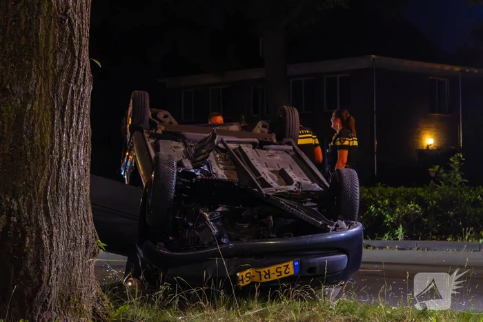 Automobilist verliest macht over stuur en auto slaat over de kop