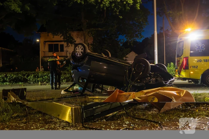 Automobilist verliest macht over stuur en auto slaat over de kop