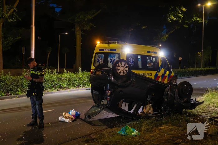 Automobilist verliest macht over stuur en auto slaat over de kop