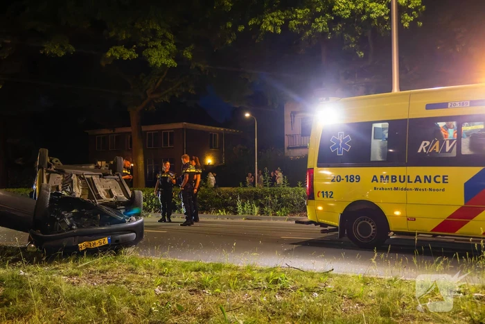 Automobilist verliest macht over stuur en auto slaat over de kop