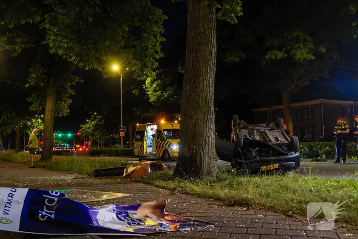 Automobilist verliest macht over stuur en auto slaat over de kop