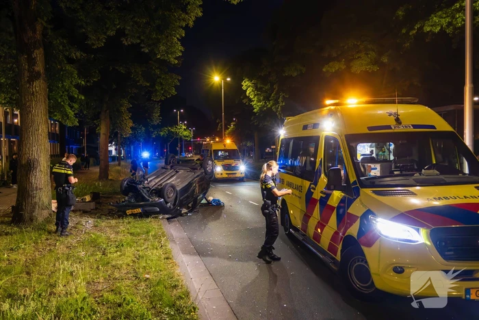 Automobilist verliest macht over stuur en auto slaat over de kop