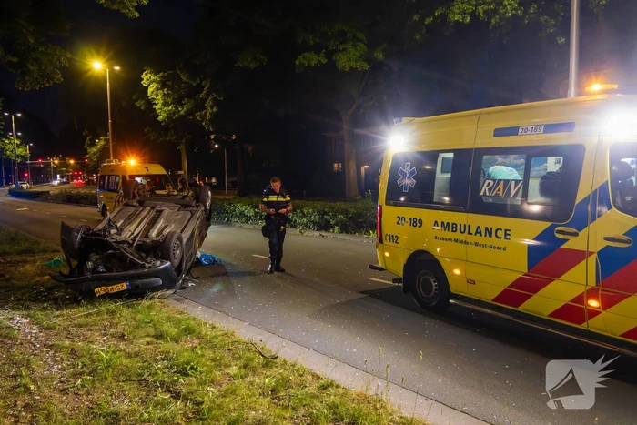 Automobilist verliest macht over stuur en auto slaat over de kop