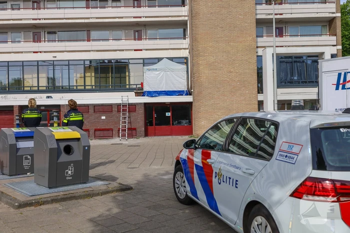 Politie plaatst tent bij gevonden lichaam