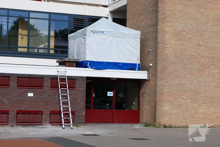 Politie plaatst tent bij gevonden lichaam