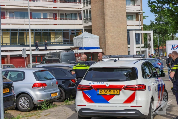 Politie plaatst tent bij gevonden lichaam