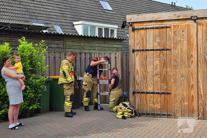 Brandweer redt kat na sprongetje van dak