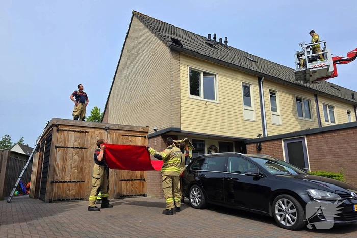 Brandweer redt kat na sprongetje van dak