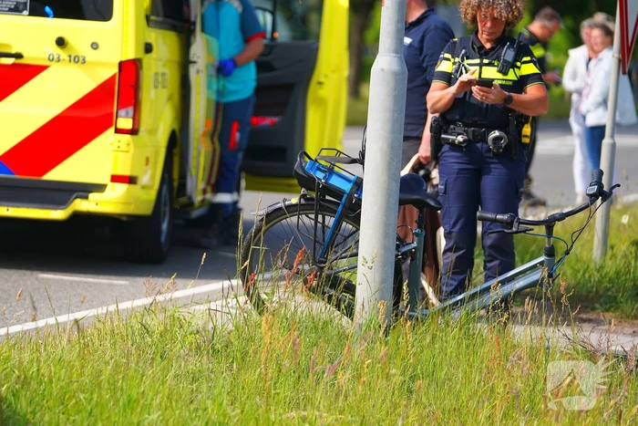 Fietsster in botsing met auto naar ziekenhuis vervoerd