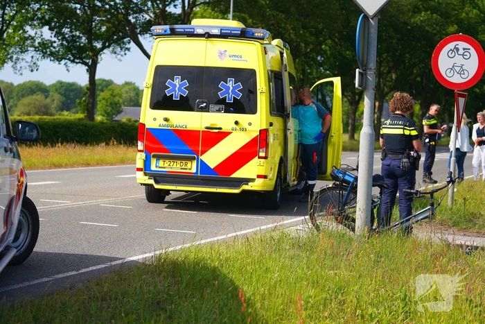Fietsster in botsing met auto naar ziekenhuis vervoerd